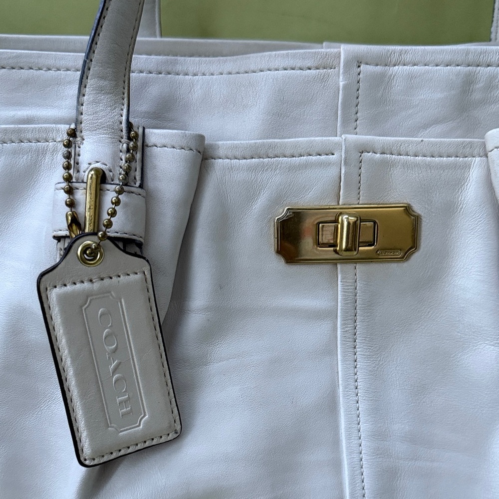 Vintage White Coach Hampton Leather Super Large Tote Bag with Torn Lock - Picture 5 of 16